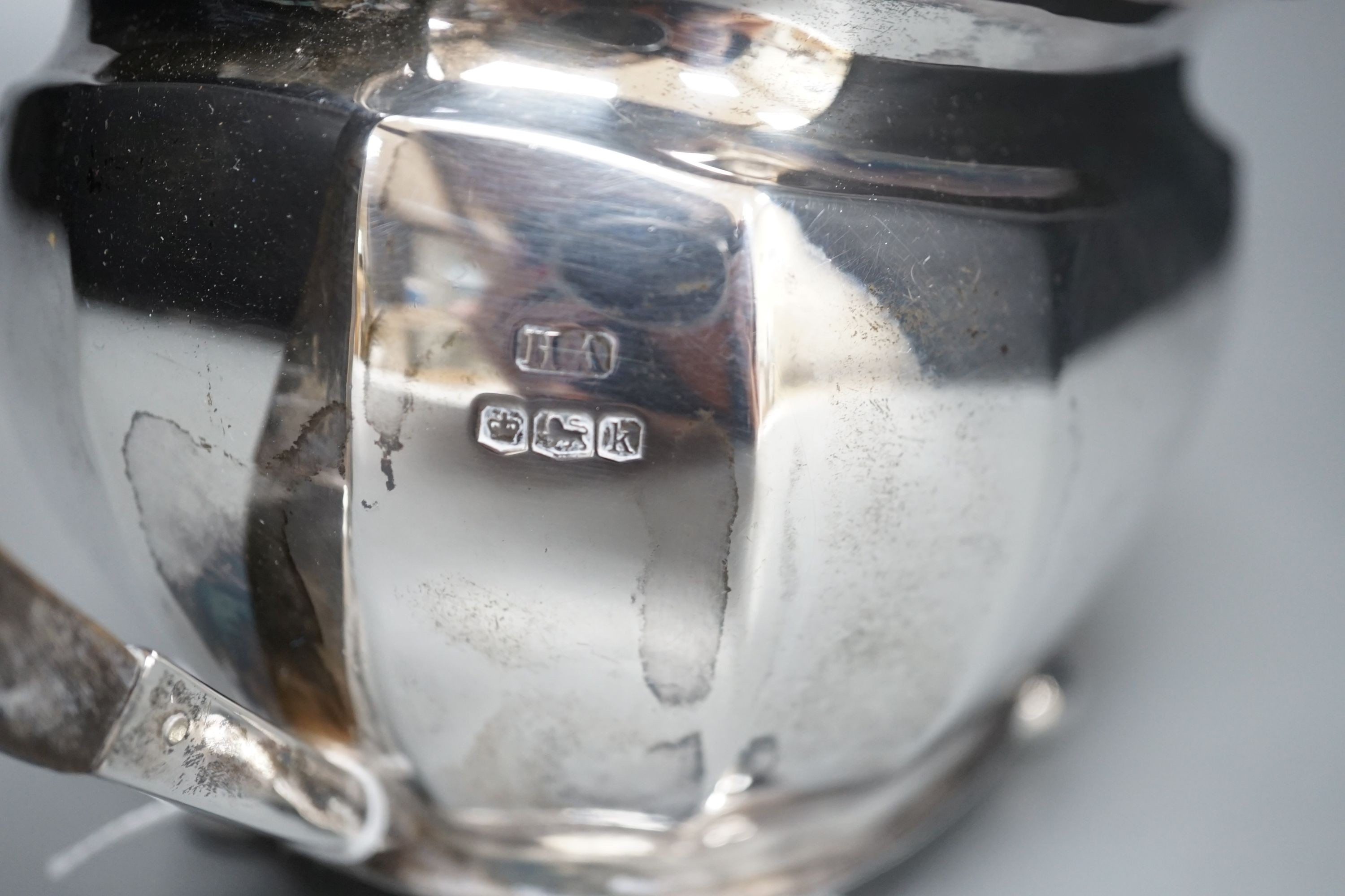 A George V silver teapot, Sheffield, 1927